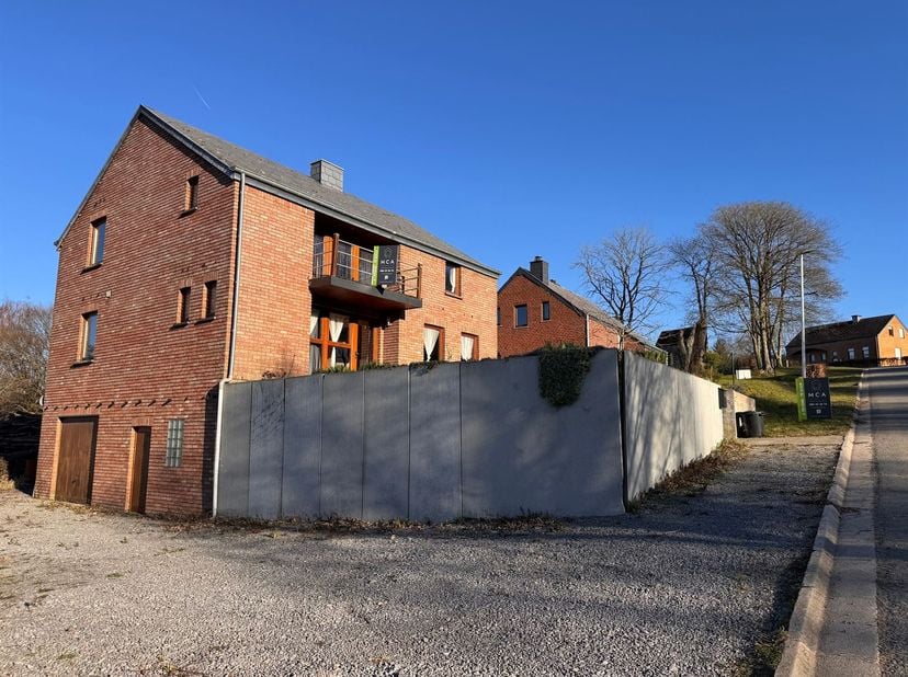 MCA Immobilier vous invite à découvrir cette charmante maison située sur la commune d'Erezée. La propriété s'étend sur un terrain 593 m² et développe