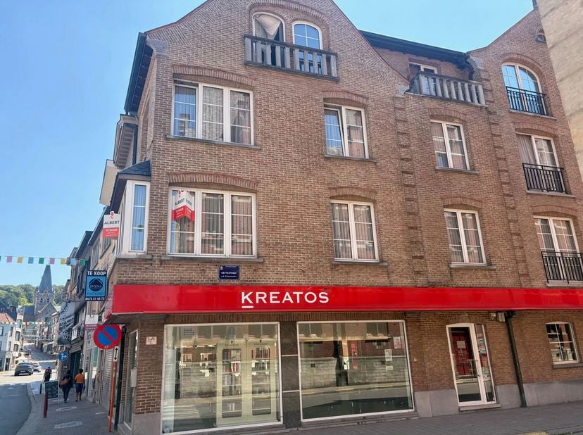 Bent u op zoek naar een comfortabel appartement op een toplocatie? Dan is dit ruime 2-slaapkamerappartement in het hart van Geraardsbergen zeker een b