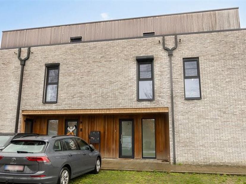 RECENTE, ENERGIEZUINIG EN KWALITATIEVE WONING MET 3 SLAAPKAMERS, TERRAS EN TUINTJE.<br />
 Landelijke ligging in autoluwe en kindvriendelijke verkavel