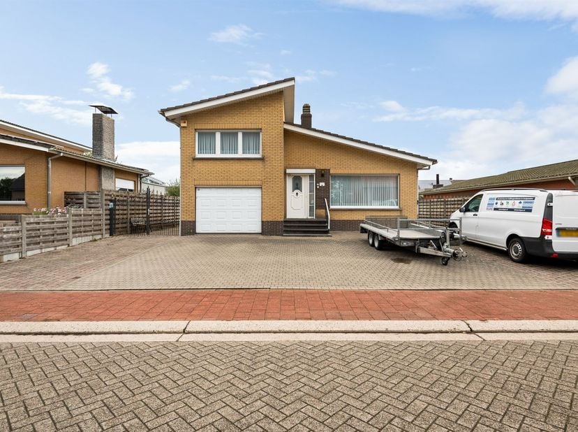 Maison de plain-pied à rénover avec une allure rétro située dans une belle région rurale près du centre de Brecht !<br />
<br />
Un hall d'entrée do