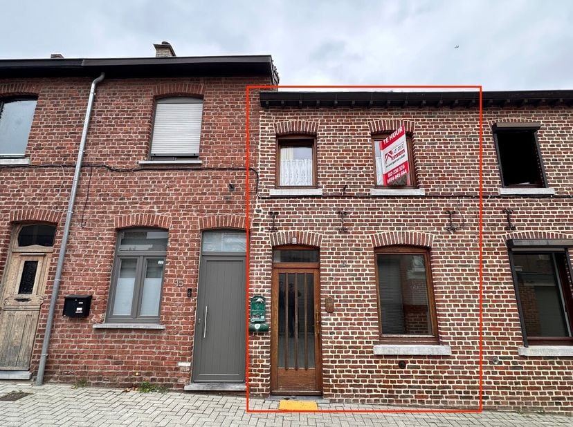Gezellige woning gelegen in het hart van Tongeren, op wandelafstand van winkels, scholen en openbaar vervoer. De woning beschikt op het gelijkvloers o
