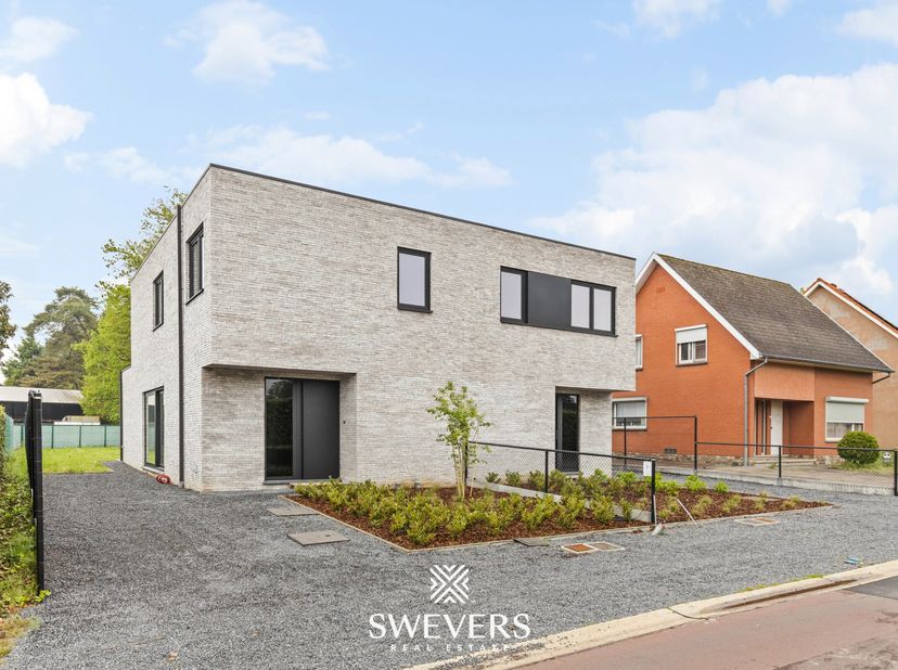 Voor meer info en fotos, surf naar www.swevers.be  Welkom in deze recente halfopen BEN-woning in de Halstraat 113 bus 1 in Heusden-Zolder. Deze instap