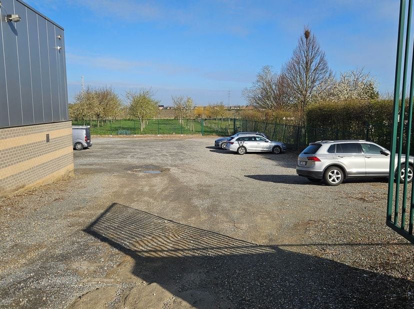 Opbrengsteigendom TE KOOP!<br />
<br />
Opbrengsteigendom met handelsruimte én verhuurd appartement te koop in Sint-Truiden<br />
<br />
Multifunc