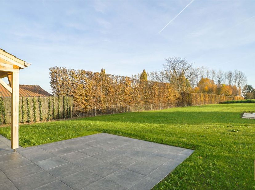 Op zoek naar een ruime, hedendaagse woning waar comfort, kwaliteit en energiezuinig wonen samenkomen? Deze moderne villa uit 2019 beschikt over een be