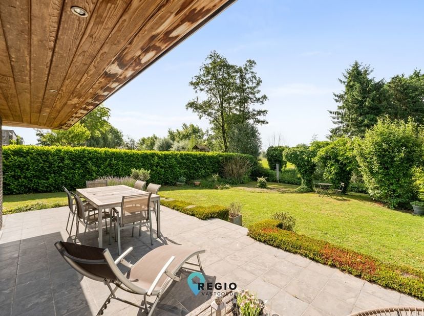 Bent u op zoek naar de perfecte balans tussen ruimte, modern wooncomfort en een idyllische leefomgeving?<br />
Deze open gezinswoning brengt werkelijk