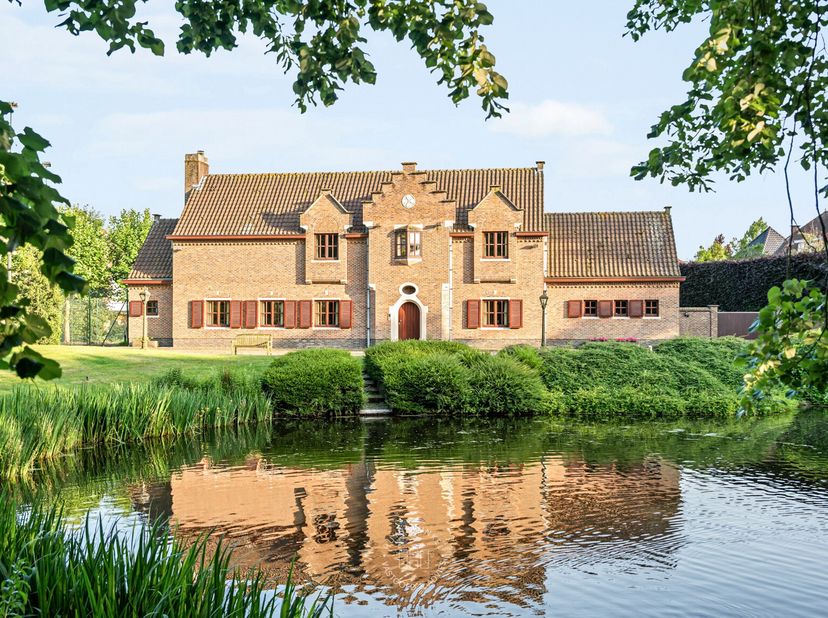 Verscholen in het groen, op een van de mooiste percelen van Wondelgem, bevindt zich deze statige villa op een uitzonderlijk privédomein van maar liefs