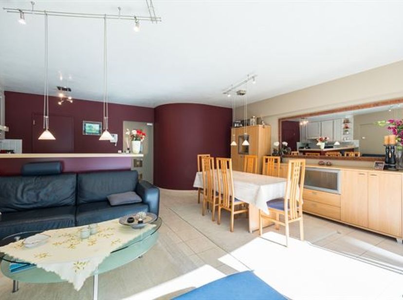 Lichtrijk twee slaapkamer appartement gelegen in het commerciële centrum van Middelkerke en vlakbij de zee. Indeling: Inkomhal met vestiaire en apart