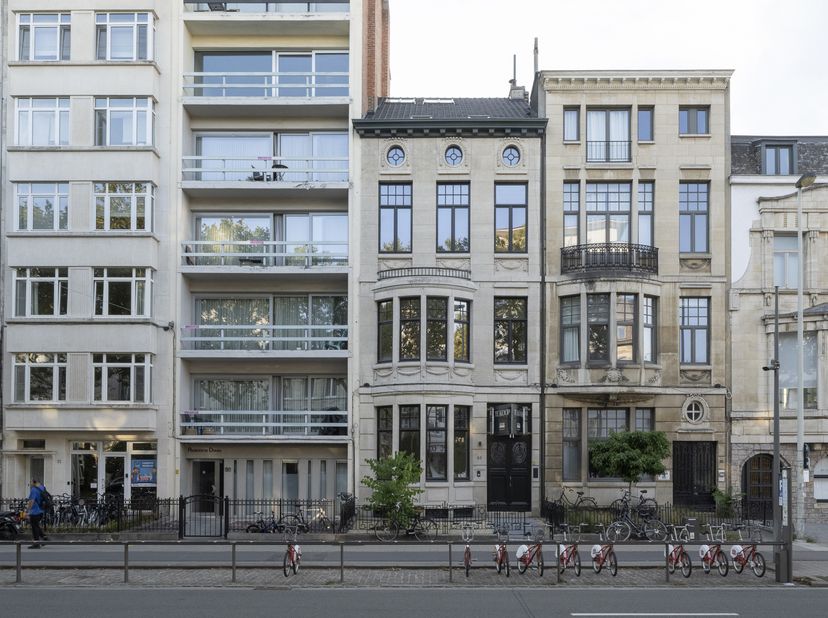 De statige gevel aan de Jan Van Rijswijcklaan trekt al meer dan een eeuw de aandacht. Deze eclectische burgerwoning, ontworpen door architect Hendrik