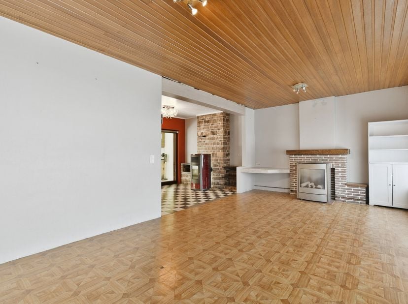 Deze woning in Jabbeke beschikt over een inkom met toegang tot de technische ruimte. Hiernaast is de woning voorzien van een ruime leefruimte en keuke