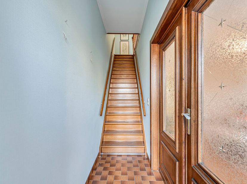 Rustig gelegen woning vlakbij centrum Lauwe zoekt zijn nieuwe eigenaars!<br />
Je betreedt de woning via de inkomhal, die rechtstreeks toegang biedt t