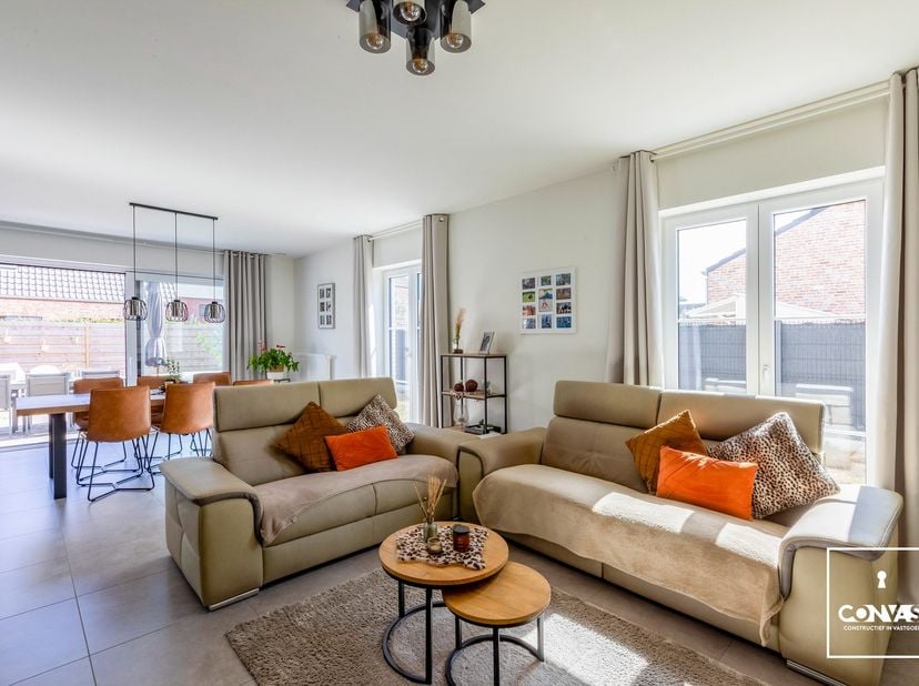 Deze perfect onderhouden woning met vijf slaapkamers&amp;nbsp;is gelegen op een centrale en groene locatie te Evergem. U heeft verschillende winkels, scho