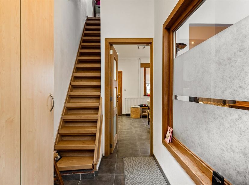 Gezellige woning met 2 slpks in 't Looks!<br />
Deze instapklare woning, gebouwd in ca 1874, is centraal gelegen in een bruisende en verkeersluwe, gez
