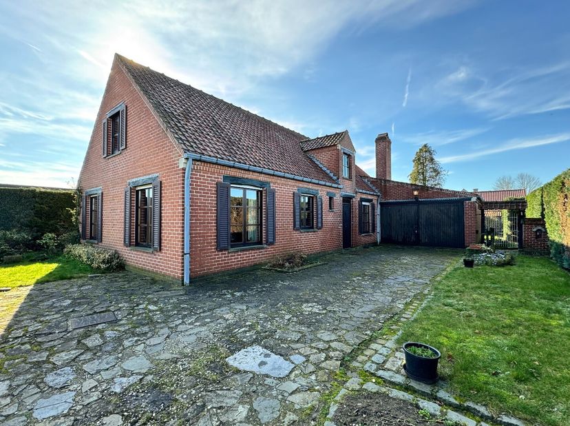 Charmante fermette op een mooi perceel van 963 m² in een aangename omgeving te Zulte.<br />
Deze open bebouwing in de Warandestraat combineert ruimte,