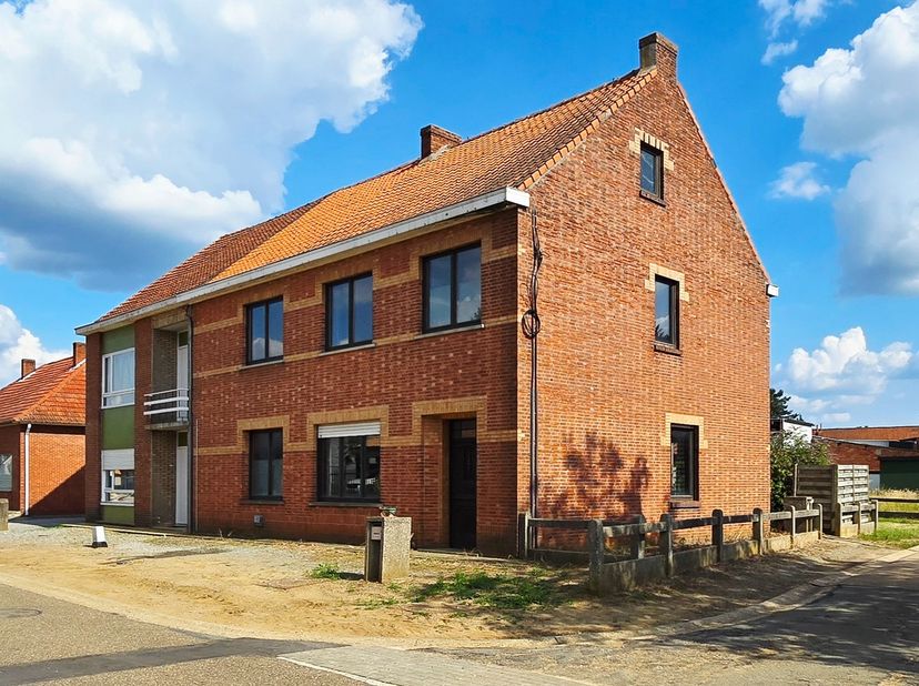 Voor een afspraak bel Kim 0473 72 33 62.<br />
<br />
EXCLUSIEF !<br />
Woning HOB met 2 aparte huisnummers en 2 aparte adressen, namelijk Larenstraat