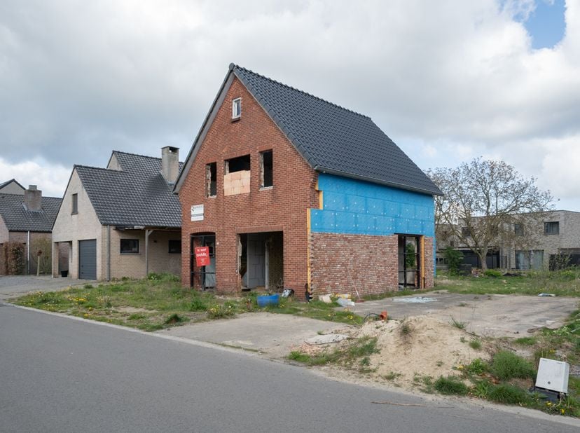 TE RENOVEREN GEBOUW -<br />
Te renoveren gebouw, open bebouwing, 0535/N/P0000, 7a 35ca.<br />
Vg, Wug, Gmo, Vkr, Gvv, Leegstand, Voorkooprecht.<br />