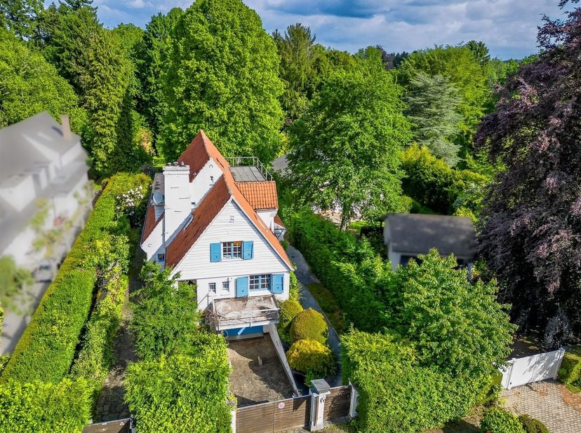 Property One, uw vastgoedpartner in Ukkel, biedt u deze elegante woning aan, ideaal gelegen tussen de populaire wijken Prince d'Orange en Fort-Jaco, a
