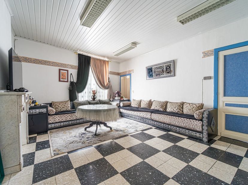 Votre agence de Mont-sur-Marchienne vous présente cette agréable et spacieuse maison 4 chambres.