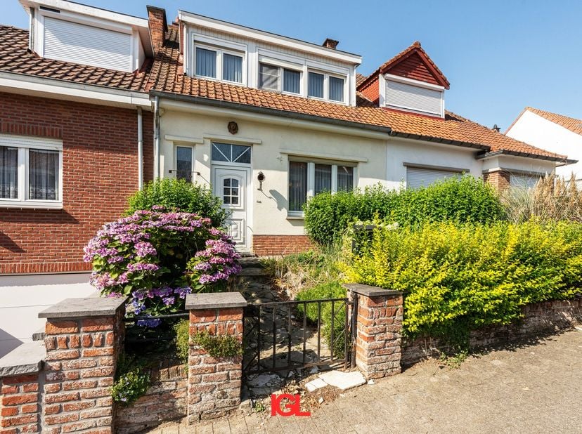 Immo Groot Leeuw stelt u deze gezellige tweegevelwoning voor, gelegen in een rustige residentiële straat te Sint-Pieters-Leeuw. Bij het betreden van d