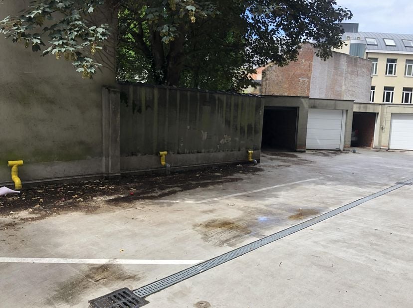 Open staanplaats achter een poort met afstandsbediening. Onmiddellijk beschikbaar.