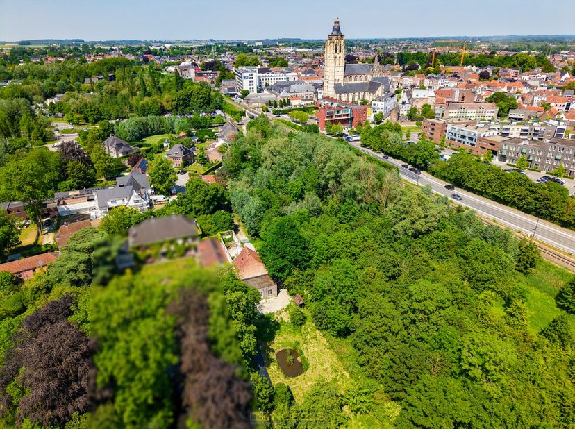 RENOVATIEPROJECT / TE ONTWIKKELEN LUXEPERCEEL VAN 1.507M² aan een HISTORISCHE ARM VAN DE SCHELDE in het hart van Oudenaarde. Deze eigendom aan de MEER