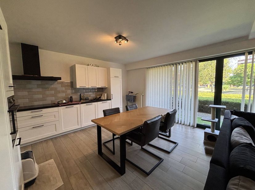 Op zoek naar een aangename plek om te huren op een absolute toplocatie? Dit gelijkvloerse appartement te huur in Hasselt biedt het beste van twee were