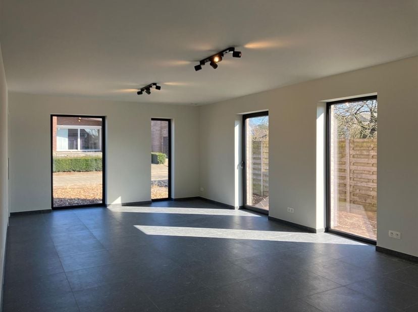 Maison BEN élégante et spacieuse de 3 chambres à coucher dans un quartier calme<br />
<br />
Situation : Situé dans un quartier calme et facile d'ac