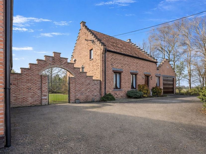 Dans la campagne de Vrasene, un charmant village du Waasland à ±15 km d'Anvers, vous trouverez cette spacieuse propriété équestre sur un terrain de 8.