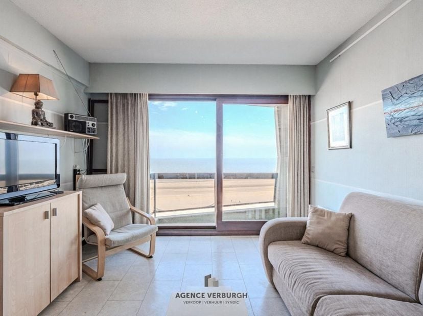 Dit appartement op de achtste verdieping van een verzorgde residentie combineert comfort, licht en een prachtig zeezicht. De ruime leefruimte heeft to