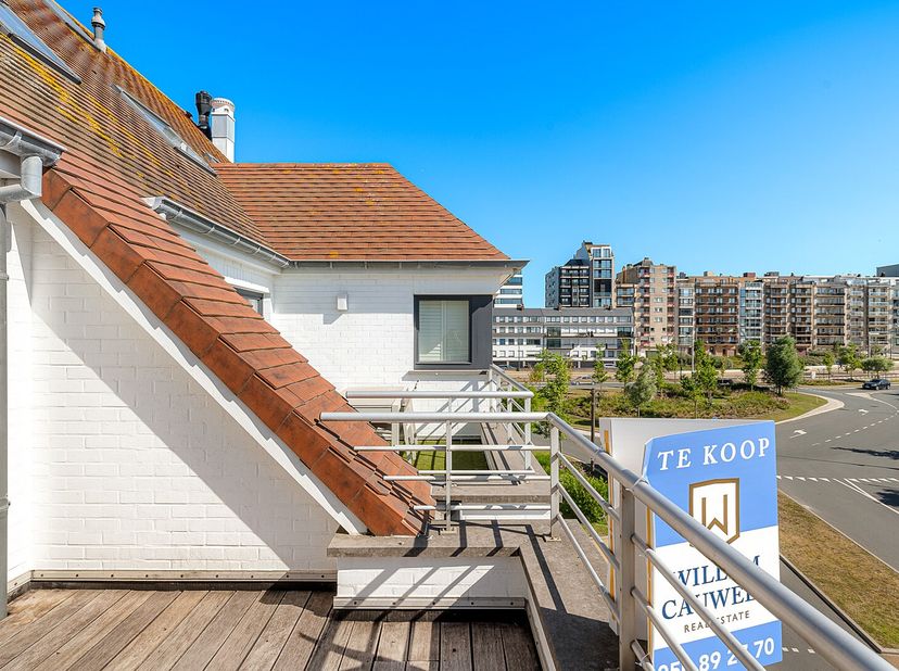 Lichtrijk duplex-appartement met twee zonneterrassen in een verzorgde residentie gebouwd in 2004. Uitstekend gelegen op enkele stappen van het strand