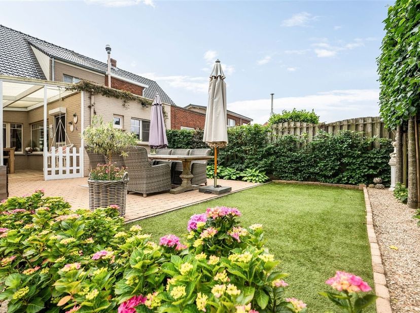 Charmante instapklare woning met zonnige tuin! <br />
Deze gezellige en gerenoveerde gezinswoning is rustig gelegen, op wandel- en fietsafstand van wi