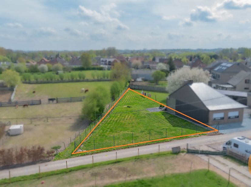 OUTER – Mooie bouwgrond in landelijk kader, nabij stadscentrum NINOVE! <br />
Deze bouwgrond van 6a 72ca is gelegen in een rustige straat met een land