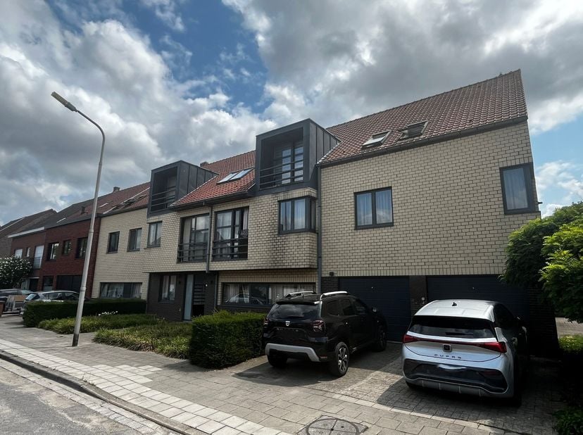 Tof energiezuinig appartement aan de stadsrand met zeer vlotte verbindingen. Inkom met toilet en berging/wasplaats, living met open keuken, ruim zonne