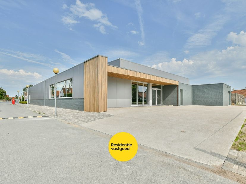Voor de uitbating van een bistro, sportbar of horecaconcept bieden we dit uitzonderlijk handelspand aan, gecombineerd met 3 padelterreinen, petanquete