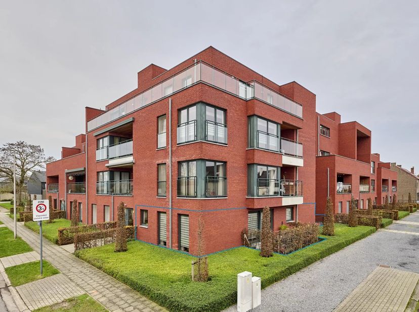 Ontdek dit aangename en instapklare gelijkvloerse hoek appartement, gelegen in een recent gebouw (2012) in Bree. Dankzij de hoekligging geniet u van e