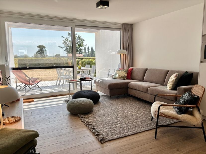 Bijzonder mooie vakantiewoning te Oostduinkerke, met open zicht op 'De Zelte'. Dit klein en modern vakantiedomein bestaat uit 8 'strakke' Zuid-georiën