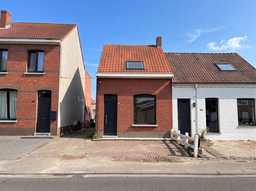 Volledig gerenoveerde woning met 2 slaapkamers <br />
Ligging: <br />
De woning is gelegen in de Sint-Jansstraat in Essen. Alle faciliteiten bevinden