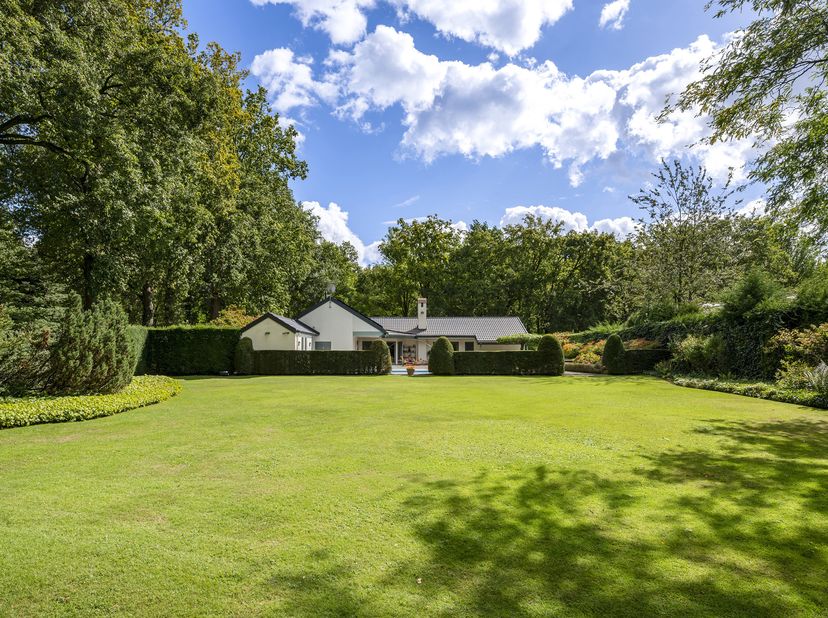 Charmante gelijkvloerse villa op ca. 3.660 m² in groene parkomgeving!<br />
Comfort, privacy en een uitstekende indeling met een idyllische ligging in