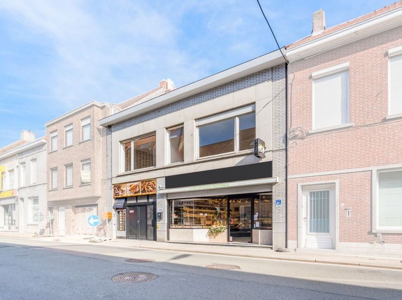 Deze bakkerij met woonst is gelegen op een perfecte locatie in het centrum te Izegem! Op wandelafstand van de markt, openbaar vervoer,...<br />
<br />