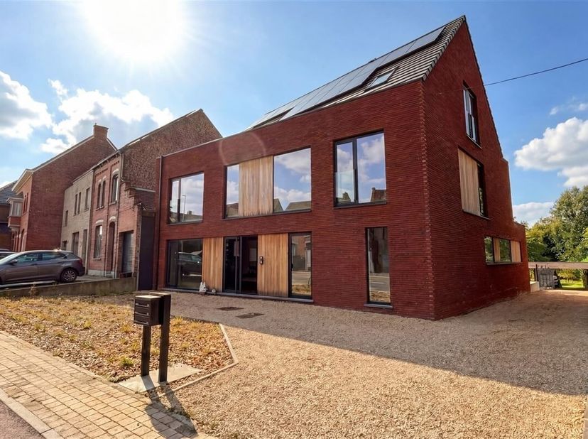 Instapklare nieuwbouwwoning met 4 slaapkamers, 2 badkamers en zonnige tuinOntdek deze ruime en energiezuinige nieuwbouwwoning met een bewoonbare opper