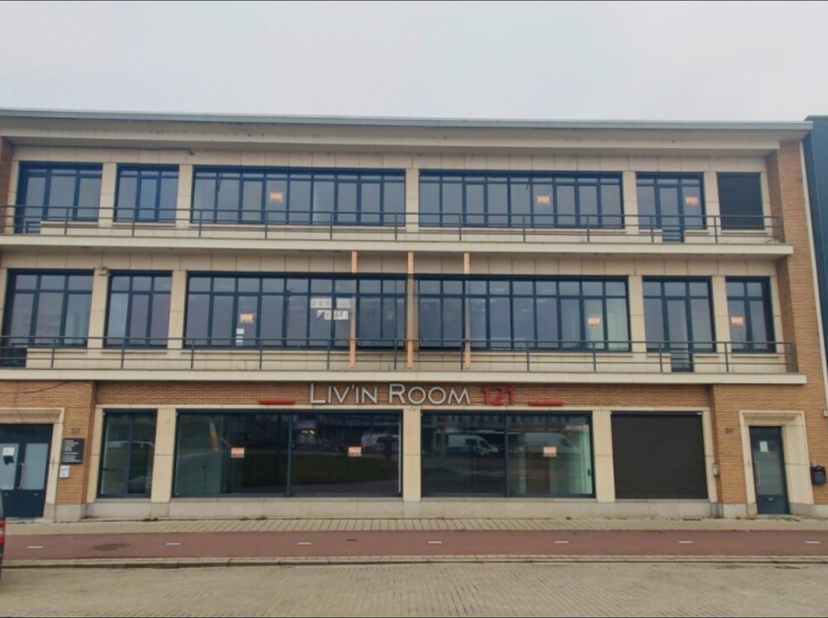 Bâtiment de bureaux avec entrepôt à vendre  Noorderlaan 37, Anvers  À un emplacement stratégique, à langle de la Noorderlaan et de la Groenendaallaan,
