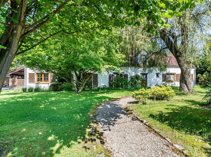 Surface habitable : 306 m²<br />
Superficie du terrain : 2 412 m²<br />
PEB : D<br />
L'alliance parfaite du charme de l'ancien et du confort moderne<