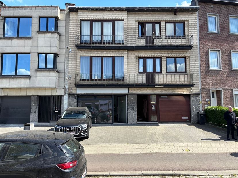 Propriété commerciale polyvalente et prête à l'emploi avec espace privé au coeur de Mortsel !<br />
Vous êtes à la recherche d'un immeuble commercial