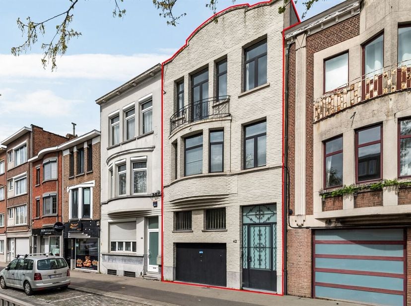 Ligging: Deze woning is gelegen op een uiterst centrale locatie aan de Bruynlaan 42 in Wilrijk. Dankzij de nabijheid van winkels, openbaar vervoer, sc