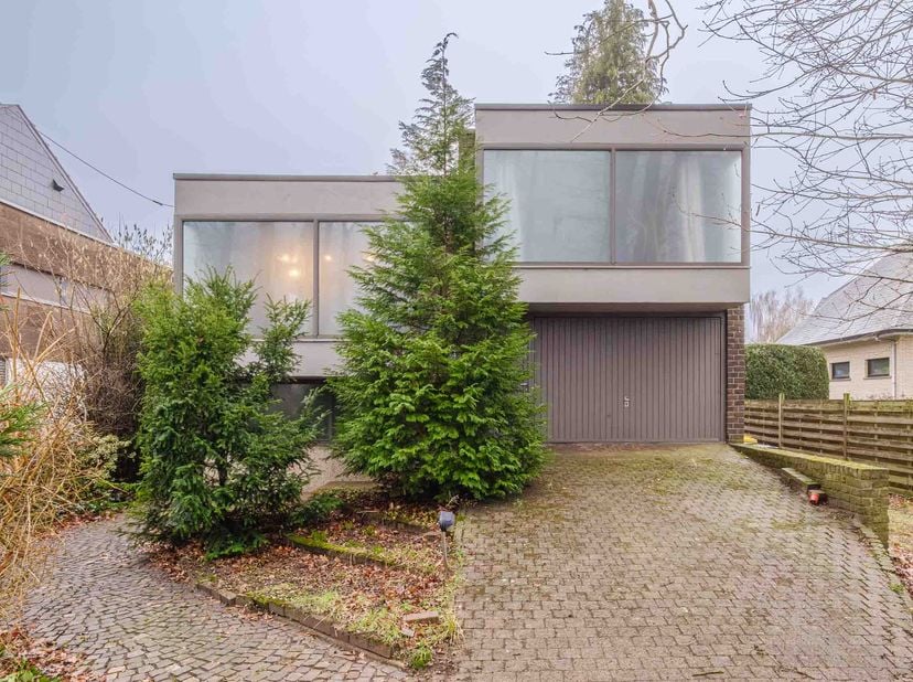 MOOI GELEGEN WONING MET GROTE TUIN -<br />
<br />
Notaris Wouter Nouwkens te Malle, zal online openbaar verkopen: mooi gelegen woning met grote tuin.<