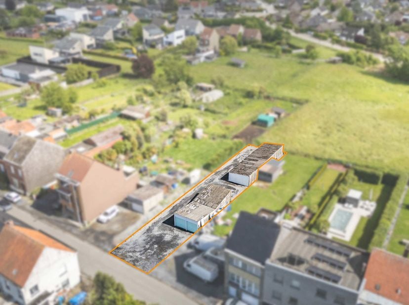 Deze eigendom is gelegen net buiten het centrum en op wandelafstand van de Stadstuin.<br />
De grond is gelegen in woongebied en beschikt over een bre