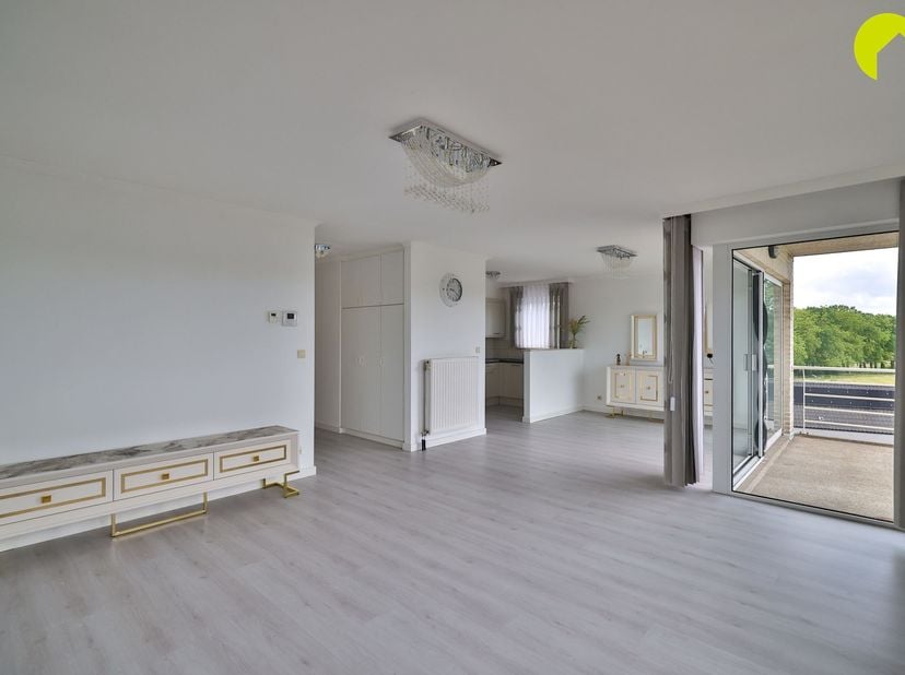 Bent u op zoek naar een gezellig en ruim appartement met 3 slaapkamers voor u en uw gezin? Dan is dit appartement zeker een bezichtiging waard.<br />