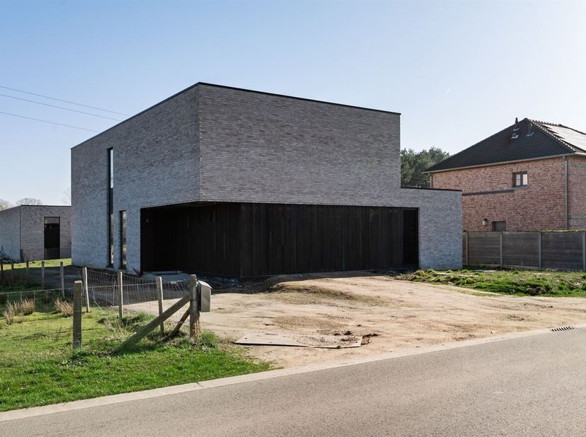 Recente energiezuinige woning (2021) met zwembad, bijgebouw en praktijkmogelijkheden op perceel van 18 are. <br />
In een rustige straat, op een boogs