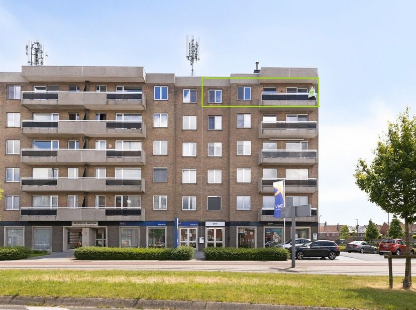 Bent u op zoek naar een ruim en lichtrijk appartement op een uitstekende locatie in Roeselare? Dit appartement aan de Noordlaan combineert een central
