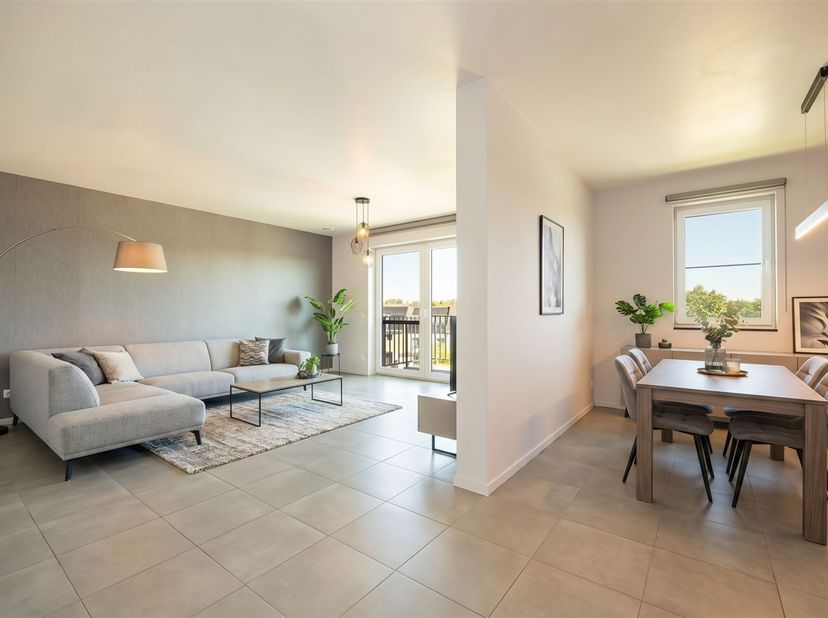 Het appartement is gelegen in een aangename en centrale omgeving. In de directe nabijheid bevinden zich diverse winkels, scholen, openbaar vervoer en