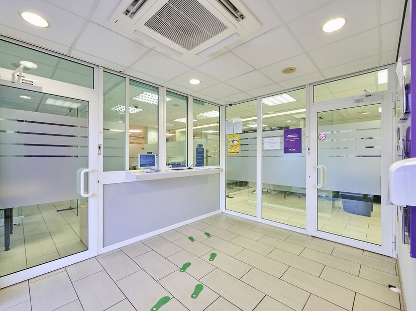 Deze handelsruimte van 182m² op een uitzonderlijk goede locatie aan de kleine ring in Bree wordt momenteel uitgebaat als bankkantoor.<br />
Het gelijk